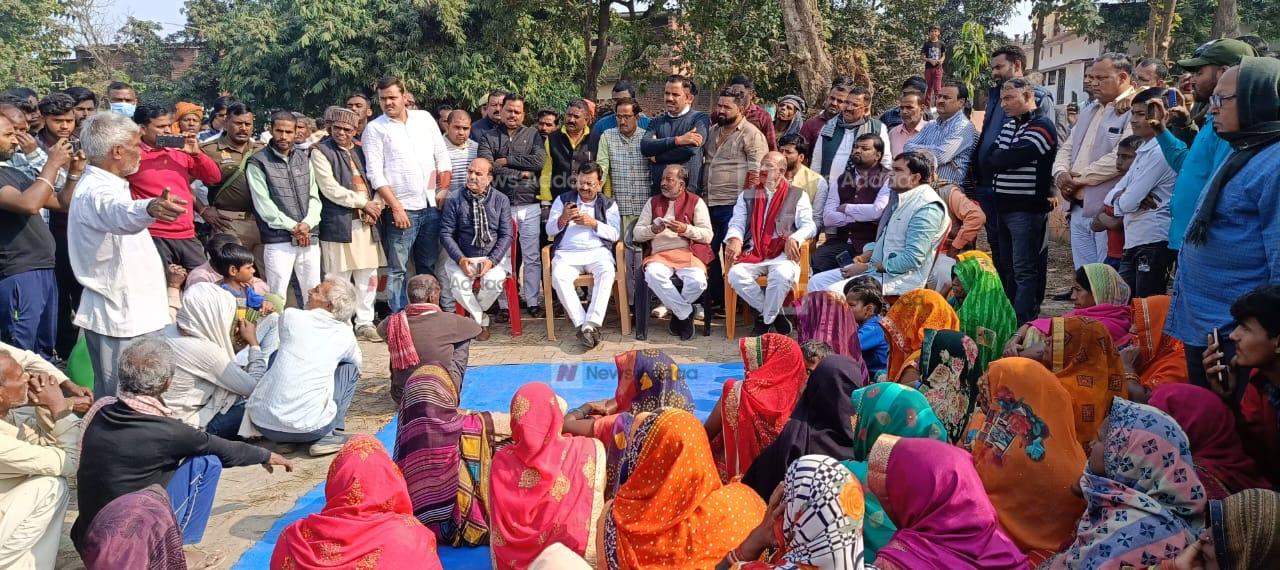सांसद व विधायक ने किसानों से की वार्ता, शीघ्र होगा अधिग्रहित भूमि के मामले का निस्तारण