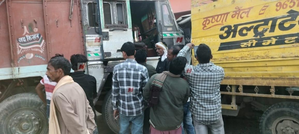 गन्ना लदी अनियंत्रित ट्रक बिलिंग मटेरियल दुकान पर खड़ी पिकअप में टक्कर मारी