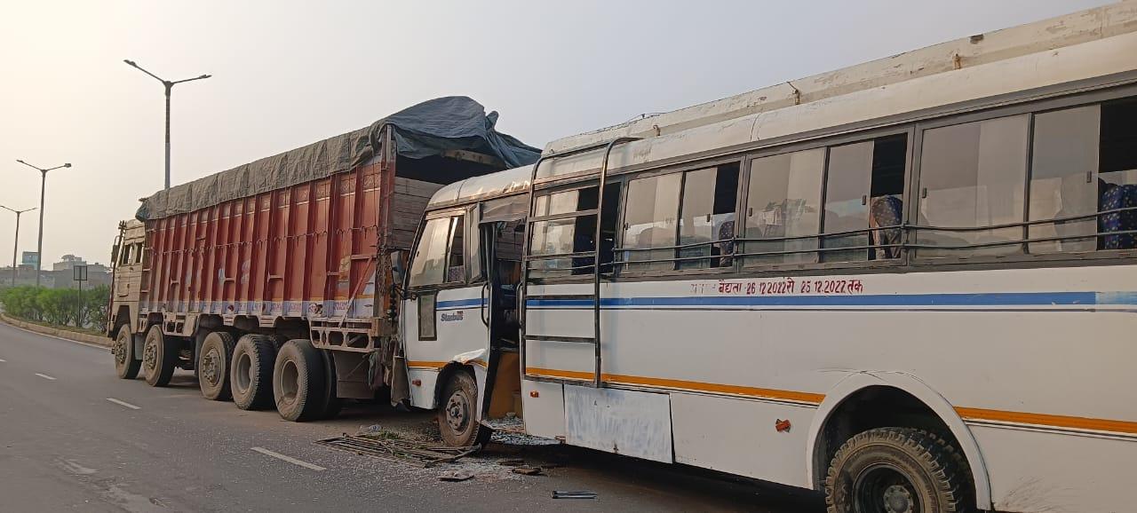 खड़ी ट्रक में पीछे से बस ने मारी टक्कर दस लोग घायल, पांच रेफर