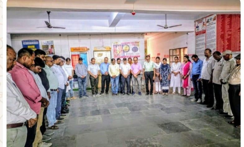 अहमदाबाद विमान दुर्घटना में स्वास्थ्य कर्मियों ने मृतकों को दिया श्रद्धांजलि,रखा मौन
