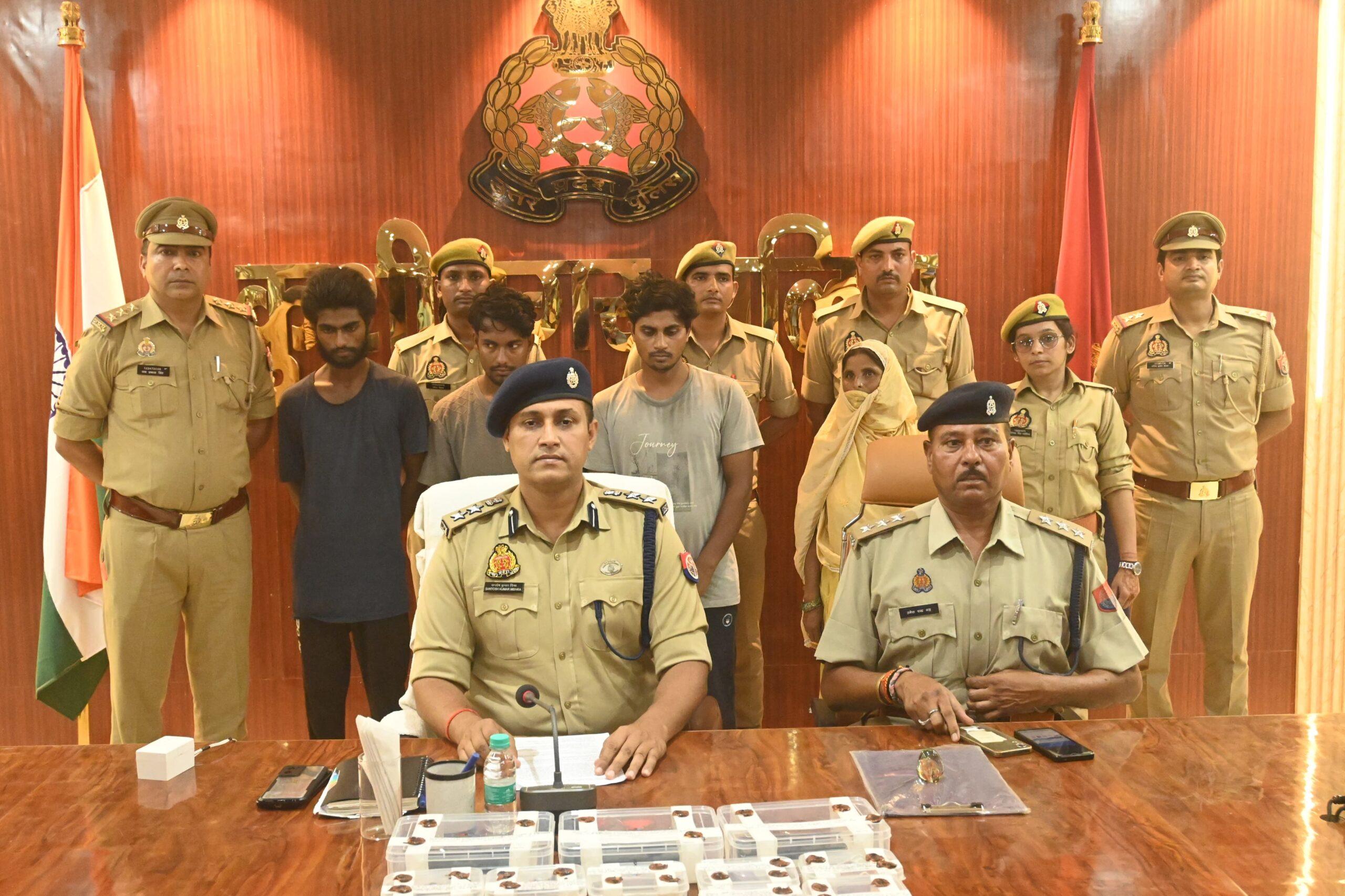 कुशीनगर : हिन्दू नाबालिग लड़कियों को प्रलोभन देकर धर्म परिवर्तन कराकर दुष्कर्म करने वाले चार अभियुक्त गिरफ्तार संगठित सक्रिय गिरोह के सदस्य हैं पकड़े गए अभियुक्त