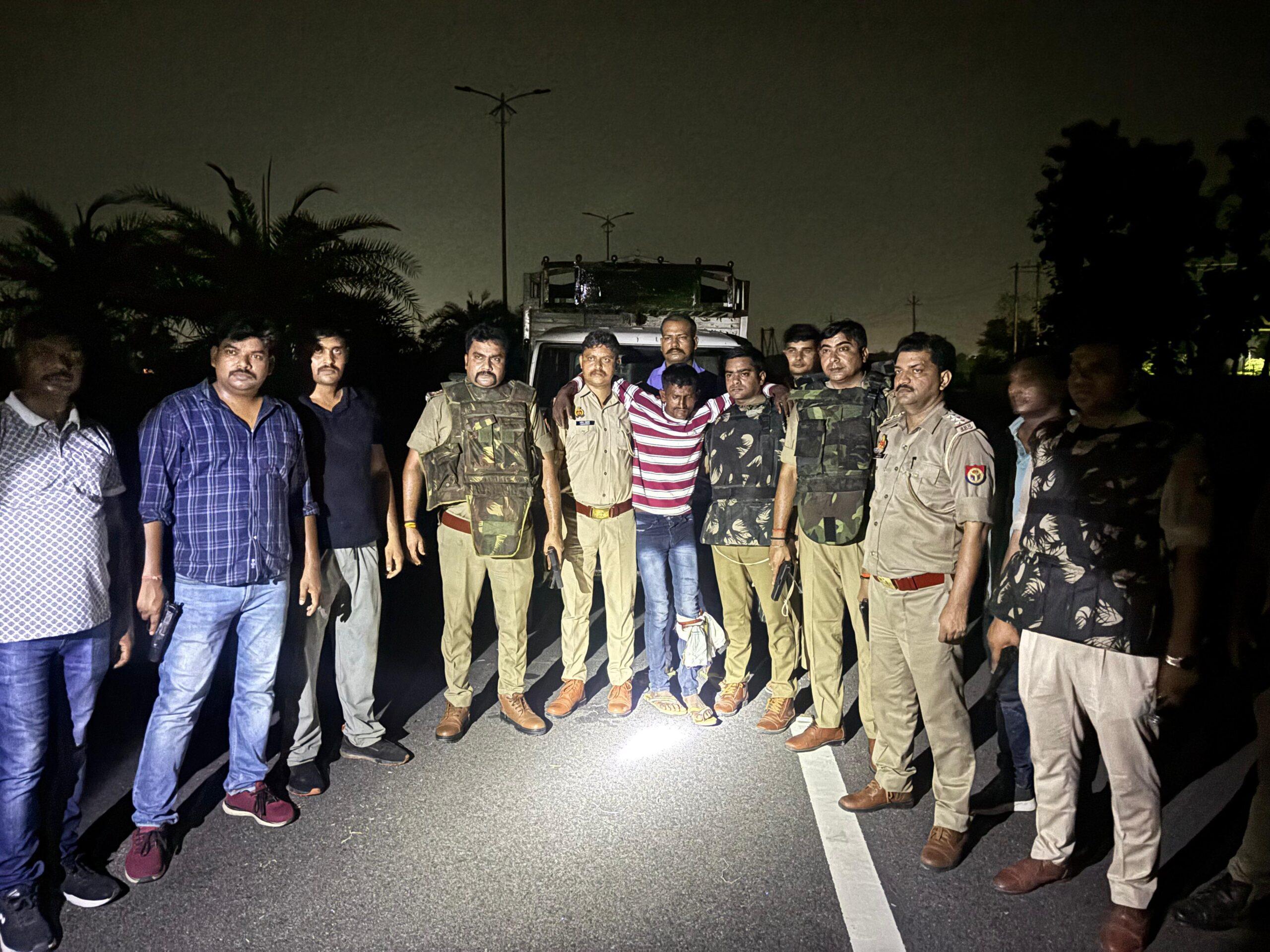 कुशीनगर : पुलिस मुठभेड़ में अंतर प्रांतीय पशु तस्कर हुआ लंगड़ा पिकप से तस्करी कर बिहार ले जायी जा रही छः गौवंश के साथ अवैध तमन्चा बरामद