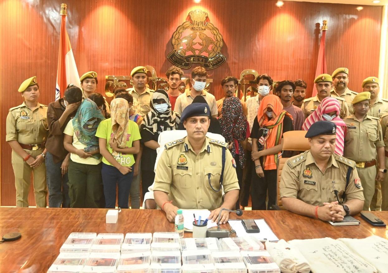 कुशीनगर में देह व्यापार रैकेट का भंडाफोड़, होटल पर्ल और उत्सव मैरिज लॉन से 10 युवतियां और 6 युवक गिरफ्तार