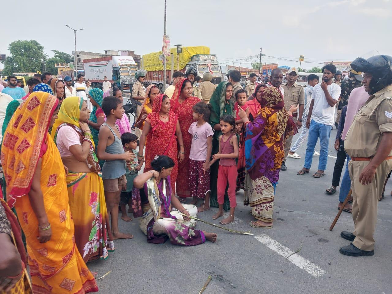 मृतक अमृता के परिजनों ने किया फोरलेन सड़क जाम