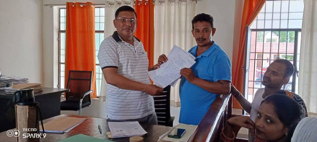 भीषण गर्मी में बिजली कटौती को लेकर लालबाबू ने एसडीएम को सौंपा ज्ञापन