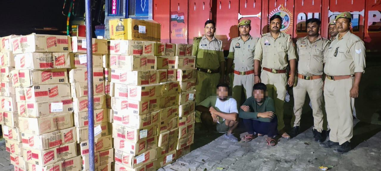 “पुष्पा स्टाइल” में तस्करी! कुशीनगर पुलिस ने ट्रक के तहखाने से पकड़ी 100 पेटी अंग्रेजी शराब और 20 पेटी बीयर, दो अंतरराज्यीय तस्कर गिरफ्तार