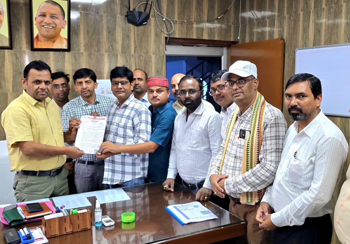 स्वास्थ्य कर्मचारियों का दो माह का वेतन न मिलने पर आन्दोलन की चेतावनी  यूपी एनएचएम संघ ने मुख्य चिकित्साधिकारी को सौप ज्ञापन