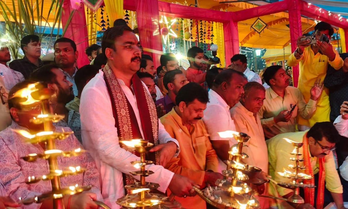 अस्तगामी सूर्य के अर्घ्य के लिए घाटों पर उमड़ी आस्था की भीड़ , लोक आस्था घाटों पर भारी