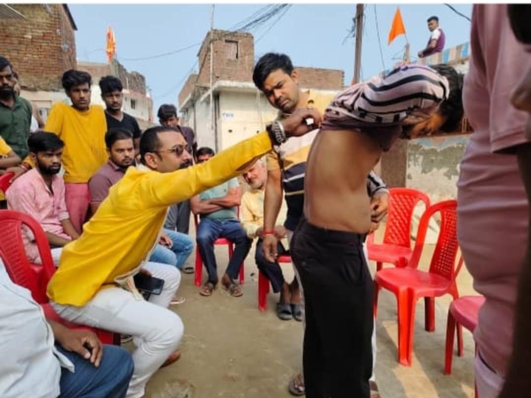 माँ लक्ष्मी के विसर्जन जुलूस में पुलिस की लाठी, 7 श्रद्धालु घायल — चौकी प्रभारी पर भड़के ग्रामीण, विधायक और भाजपा नेता ने की कार्रवाई की मांग