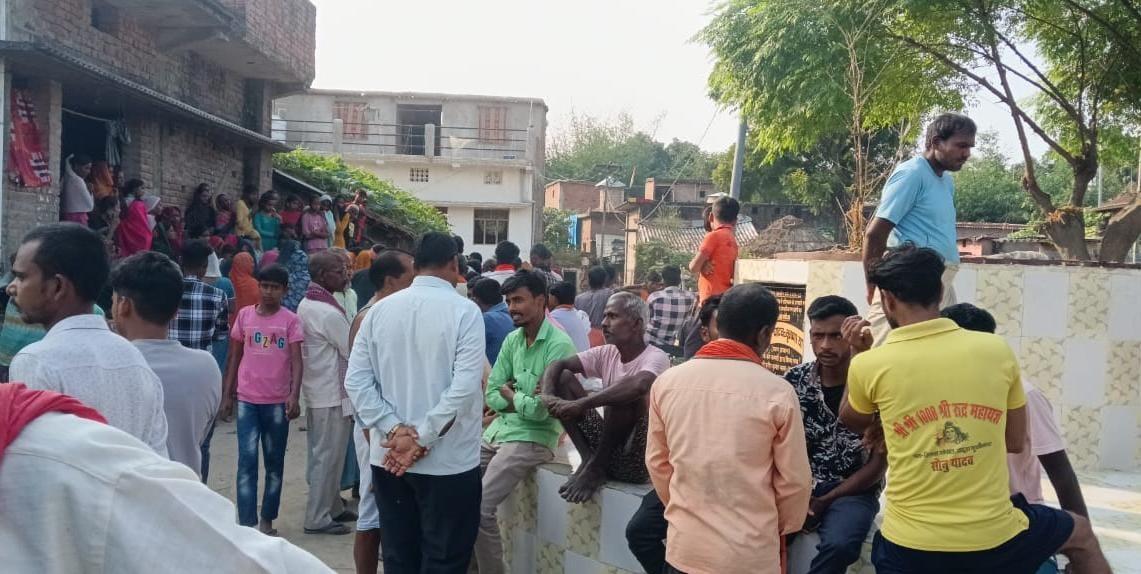 पति के साथ बाइक से जा रही पत्नी की गिरकर मौत