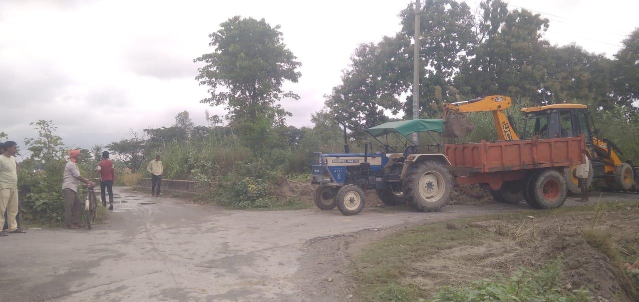 प्रधान प्रतिनिधि की मौत के बाद जागा सिचाई विभाग, झाड़ियों की शुरू हुई साफ सफाई 