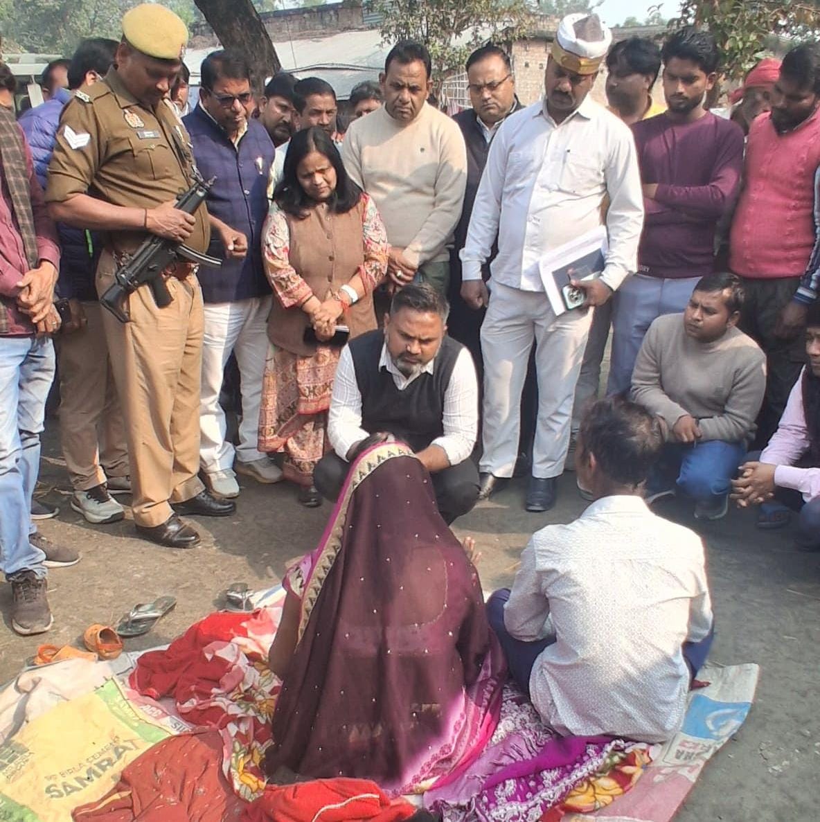 पिपरा खुर्द में दो मासूमों की मौत: डीएम ने परिवारजनों से की मुलाकात