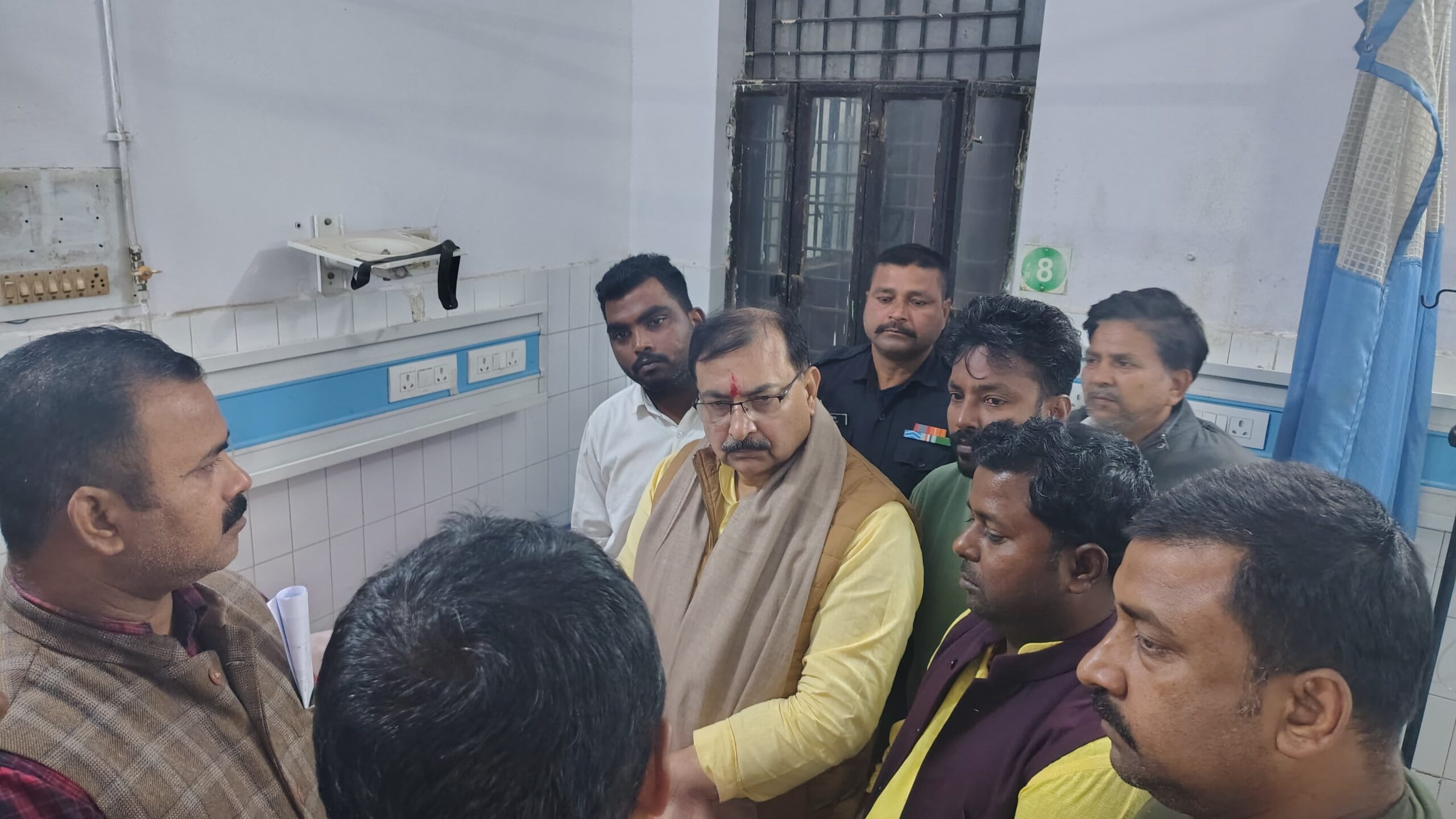 करंट की चपेट में आने से (संविदा कर्मी) लाइनमैन की दर्दनाक मौत, विधायक डॉ. असीम कुमार पहुंचे सीएचसी, परिजनों को बंधाया ढांढस