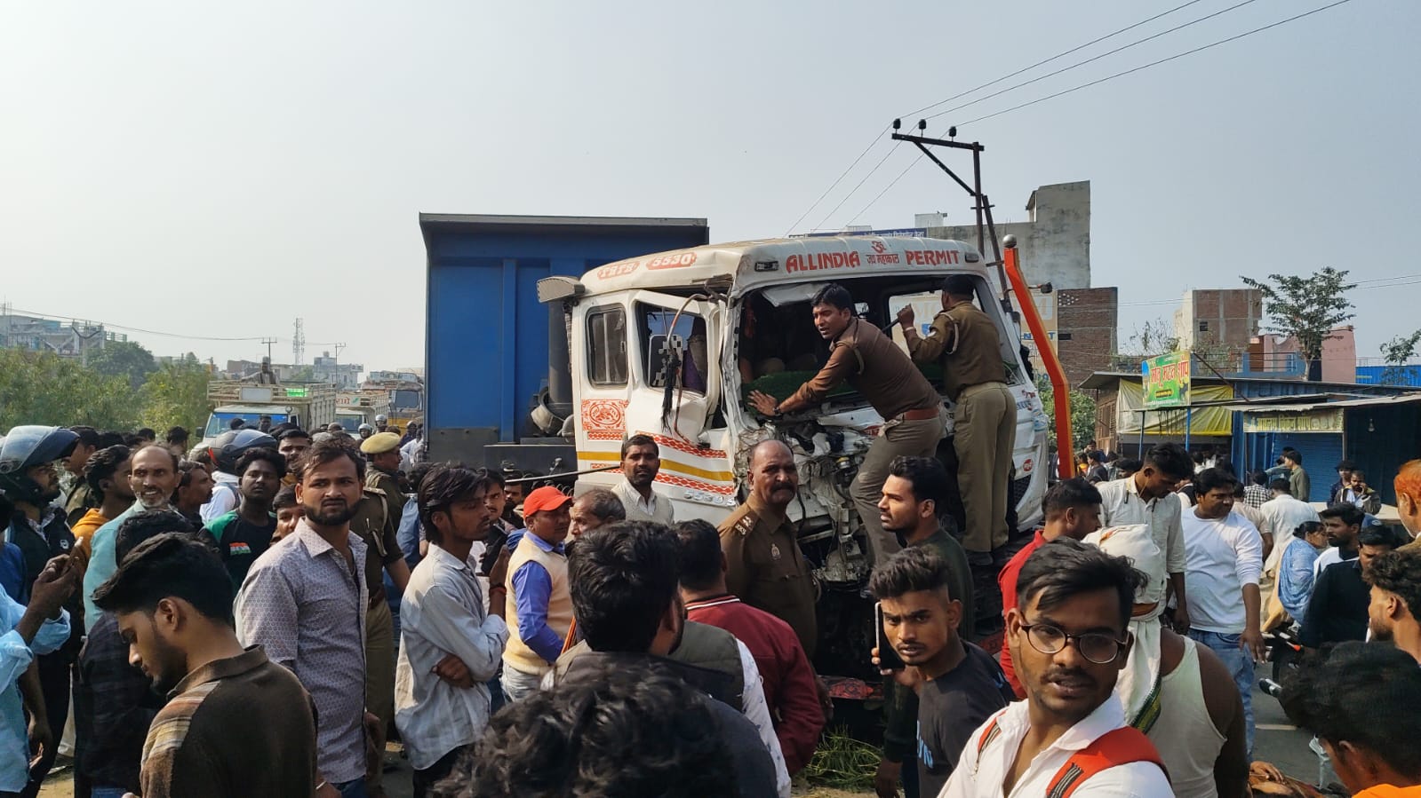 कुशीनगर : भीषण सड़क दुर्घटना में 8 घायल 3 की मौत -अनियंत्रित ट्राला ट्रक दूसरे लेन पर ट्रैक्टर ट्राली, ई रिक्शा साईकिल और बाइक की हुईं आपस में भिड़ंत