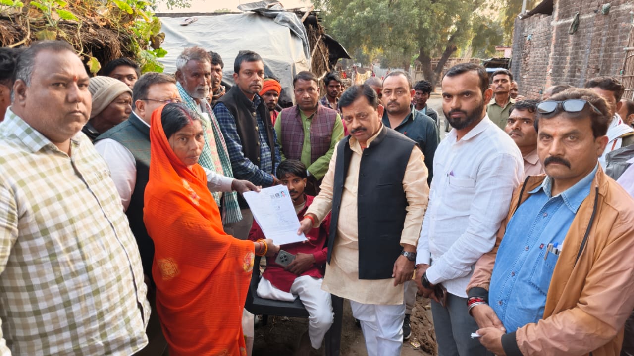 सांसद विजय कुमार दुबे ने किया बूथों पर एसआईआर कार्य का निरीक्षण