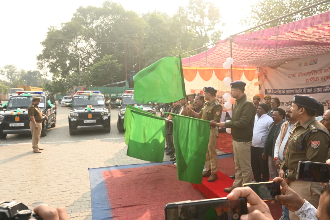 कुशीनगर: जनसुरक्षा को नई रफ्तार, डीआईजी ने डायल-112 की 9 नई पीआरवी गाड़ियों को हरी झंडी दिखाकर किया रवाना