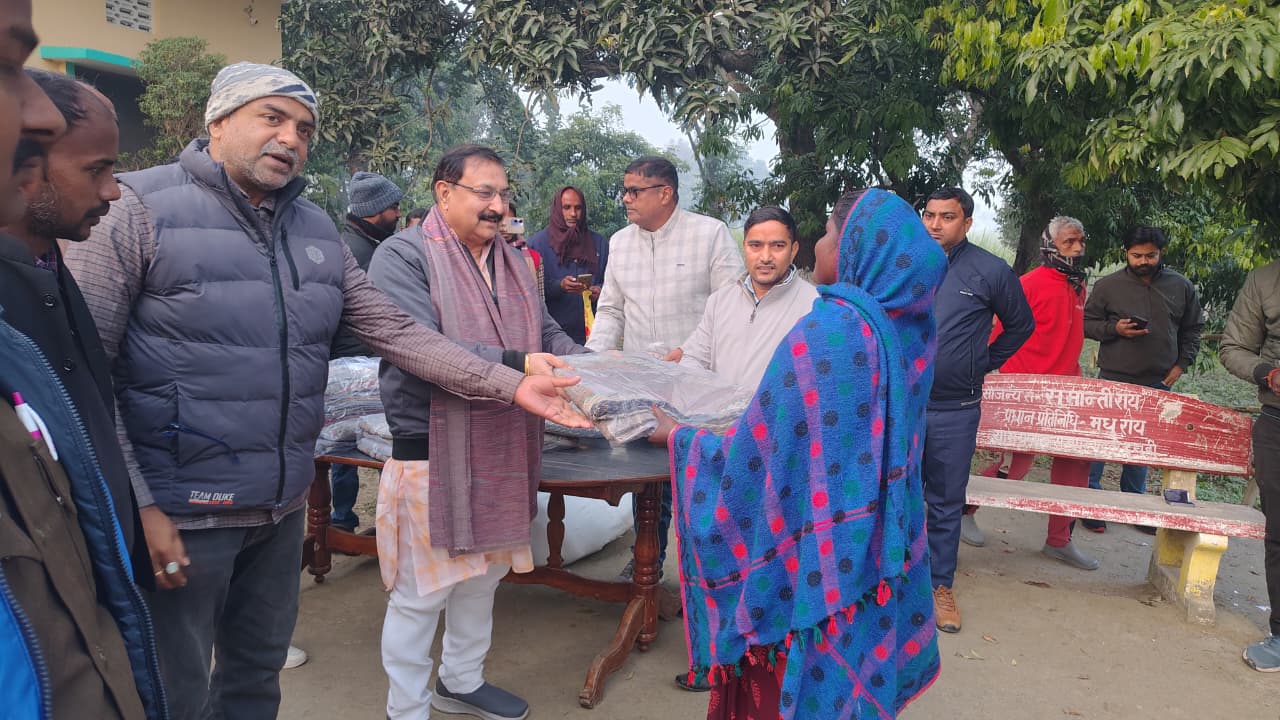 ठंड में गरीबों का सहारा बने विधायक डॉ. असीम कुमार राय मुसहर समाज के लोगों में कंबल वितरण, तहसीलदार रहे मौजूद