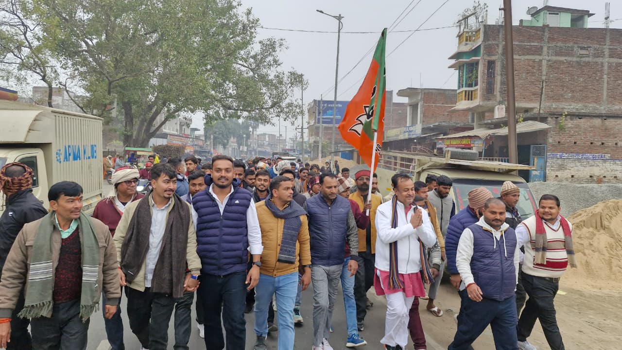 अटल पदयात्रा का सेवरही में भव्य प्रवेश, पुष्पवर्षा व नारों के बीच छठे दिन दिखा जनउत्साह