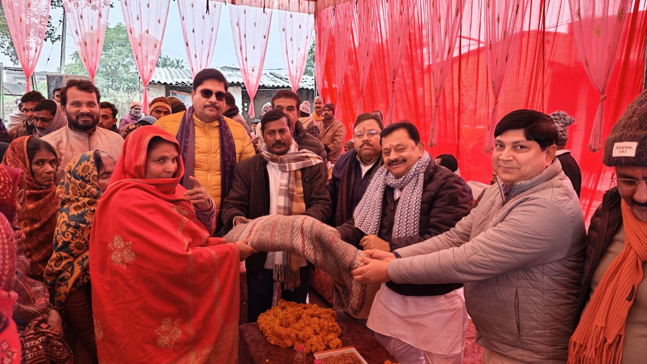खड्डा में जरूरतमंदों को सांसद ने बांटे कंबल