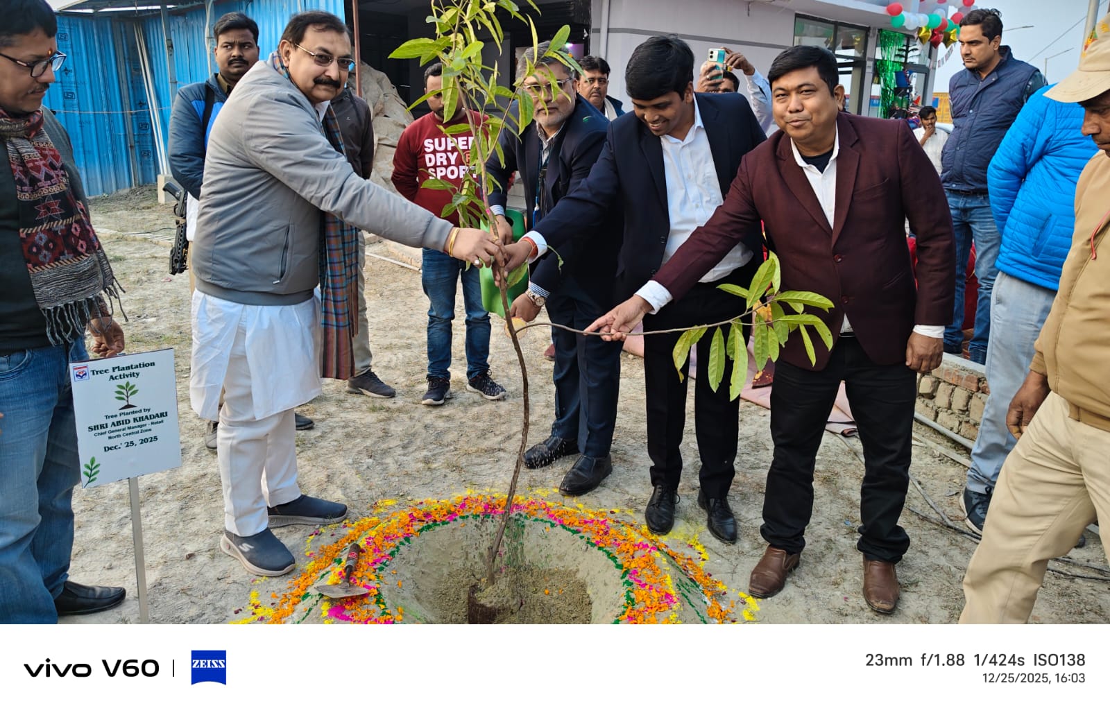 अटल जी की 101वीं जयंती पर पर्यावरण का संकल्प: तमकुहीराज में विधायक डॉ. असीम कुमार राय के नेतृत्व में हुआ वृक्षारोपण