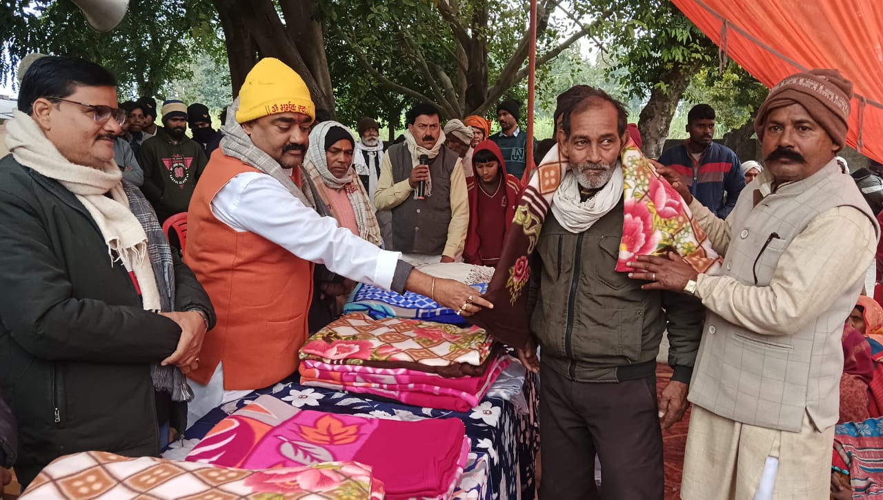 समाजसेवी ने जरूरतमंदों में वितरित किए कंबल