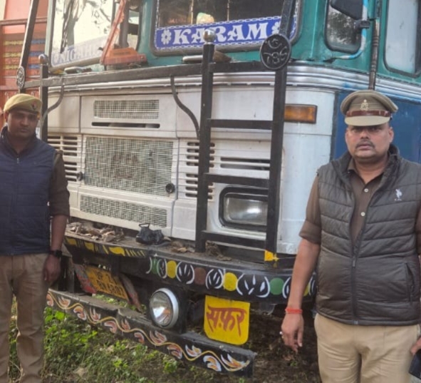 गोवध तस्करी पर पुलिस का करारा प्रहार, सेवरही पुलिस ने 20 लाख का ट्रक किया जब्त