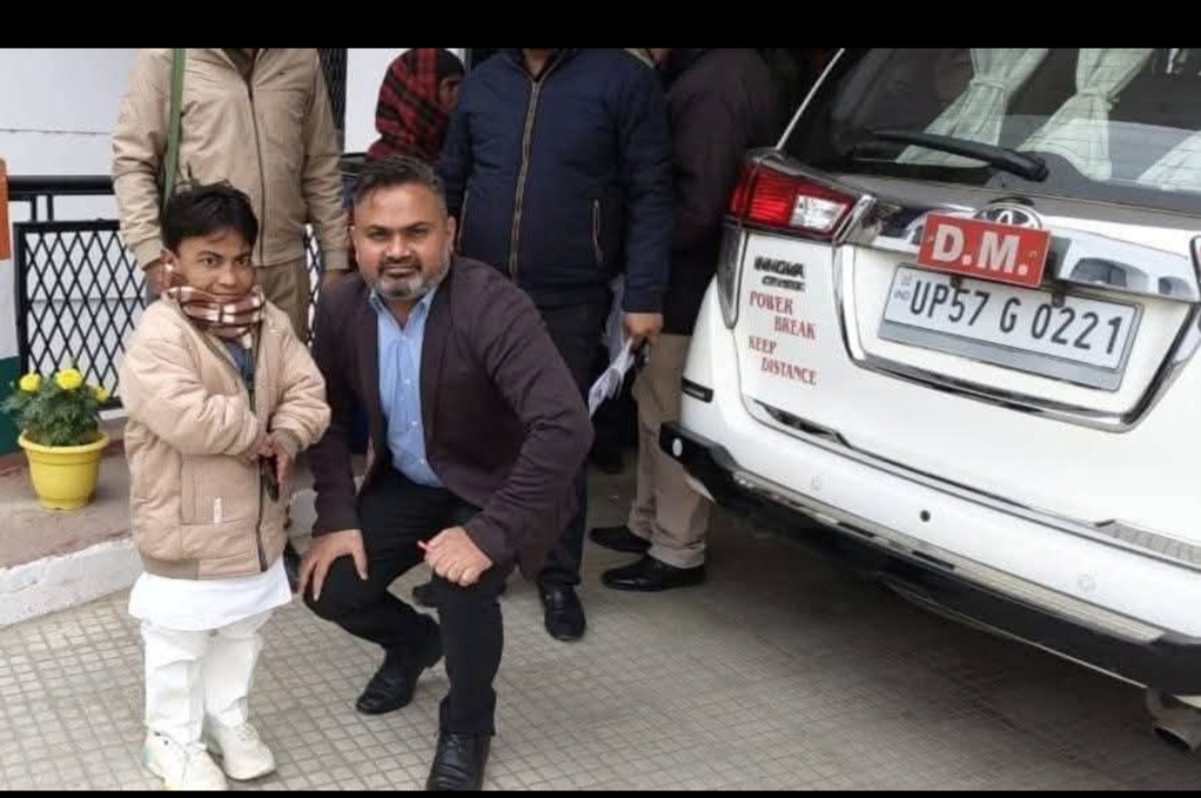 सरकारी रुतबा नहीं, बराबरी की मिसाल: ज़मीन पर बैठे डीएम की तस्वीर बनी चर्चा का विषय”