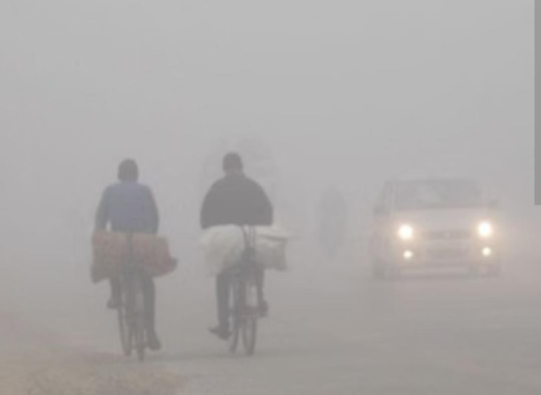 चरम पर ठंड, गलन प्रचंड: गावों के सार्वजनिक स्थानों पर नहीं जल रहे अलाव