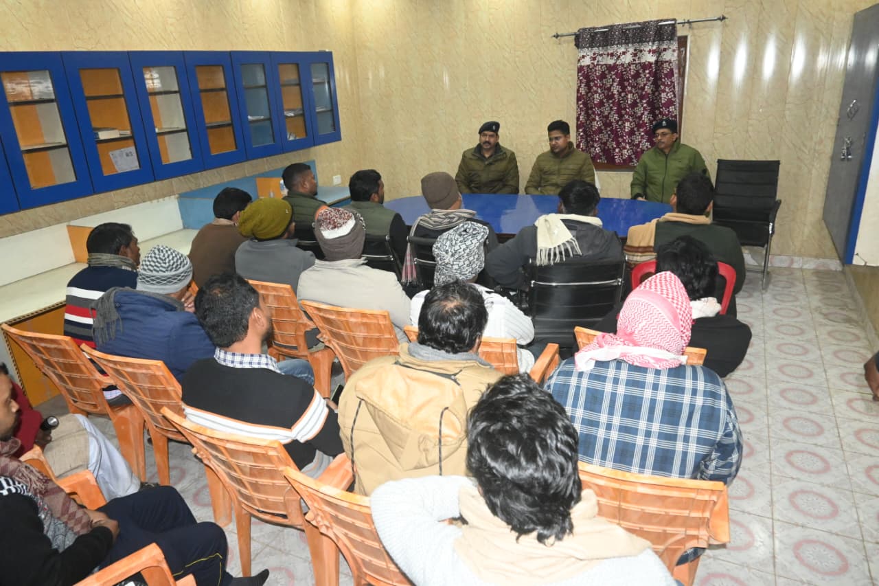 “मध्यरात्रि में गांव पहुंचे एसपी केशव कुमार, ग्राम सुरक्षा को लेकर ग्रामीणों से किया सीधा संवाद”