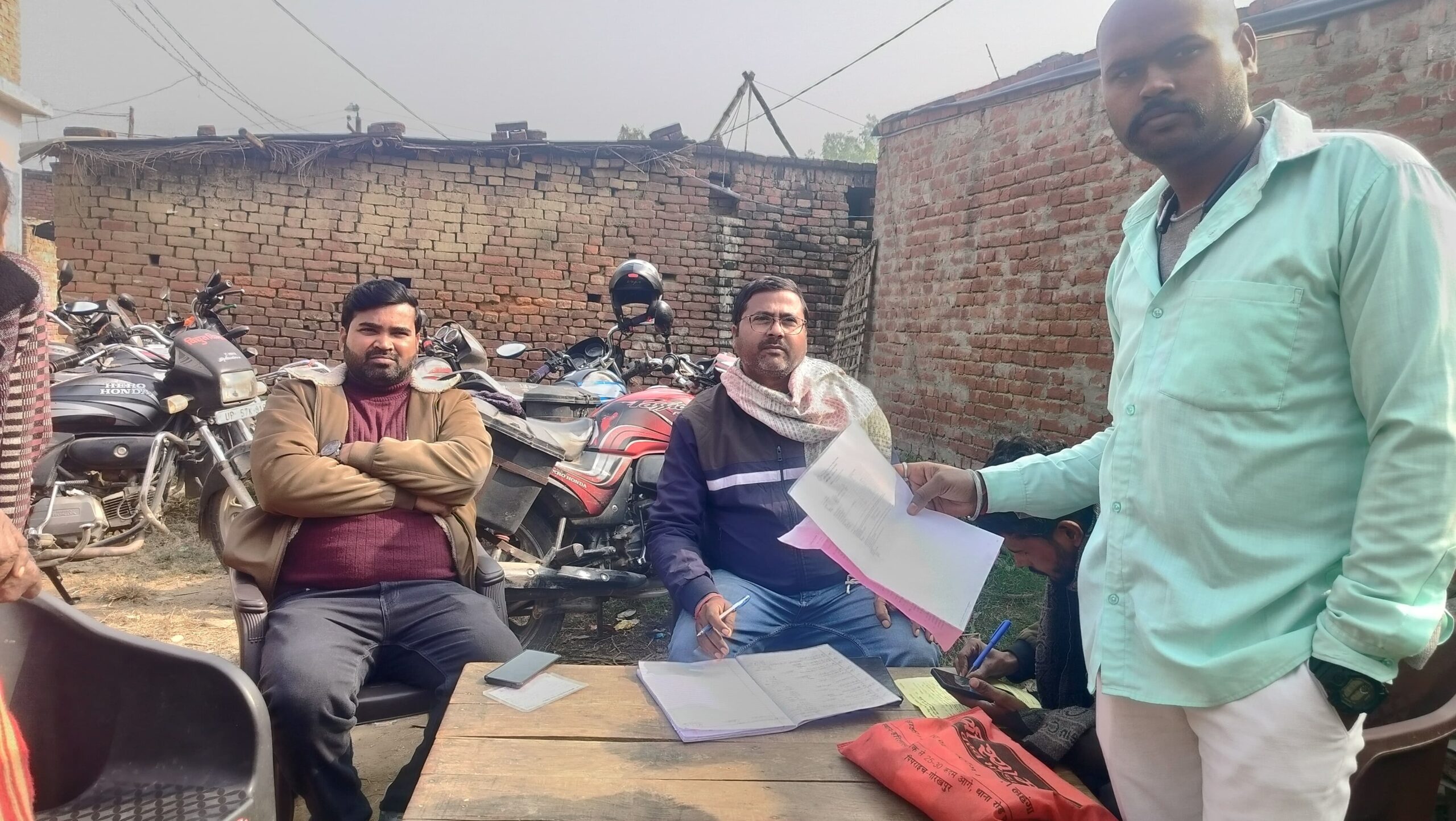 हाटा ब्लॉक के लालीपार में विद्युत विभाग द्वारा राहत कैंप का आयोजन