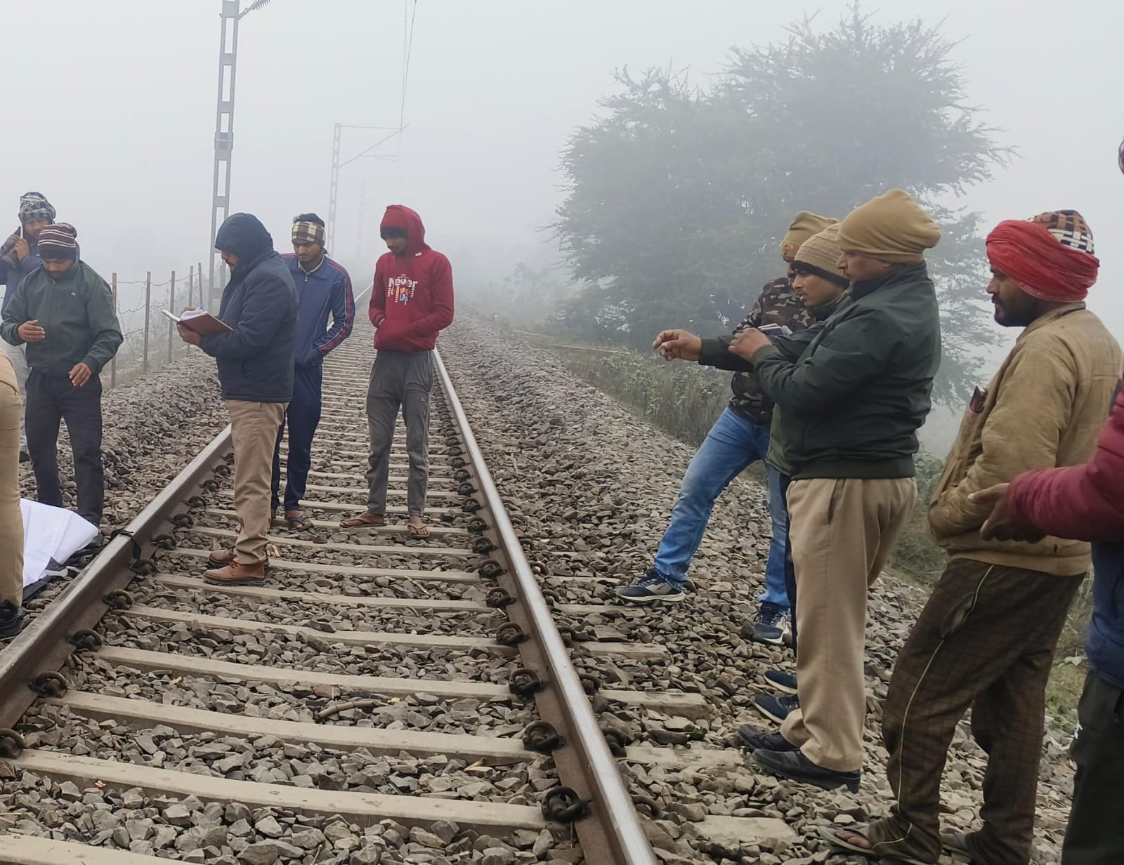 बोधी छपरा गांव के पास रेलवे ट्रैक पर मिला युवक का शव
