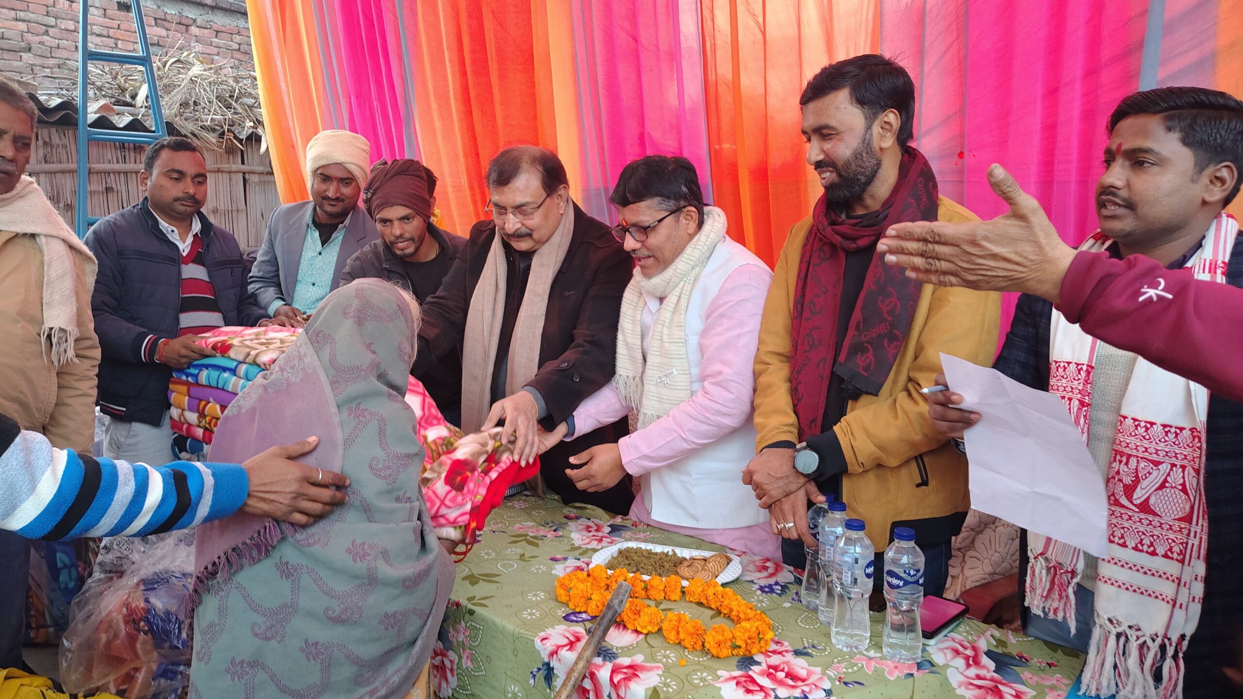 तमकुहीराज : विधायक ने किया कंबल वितरण, सैकड़ों जरूरतमंदों को मिली राहत