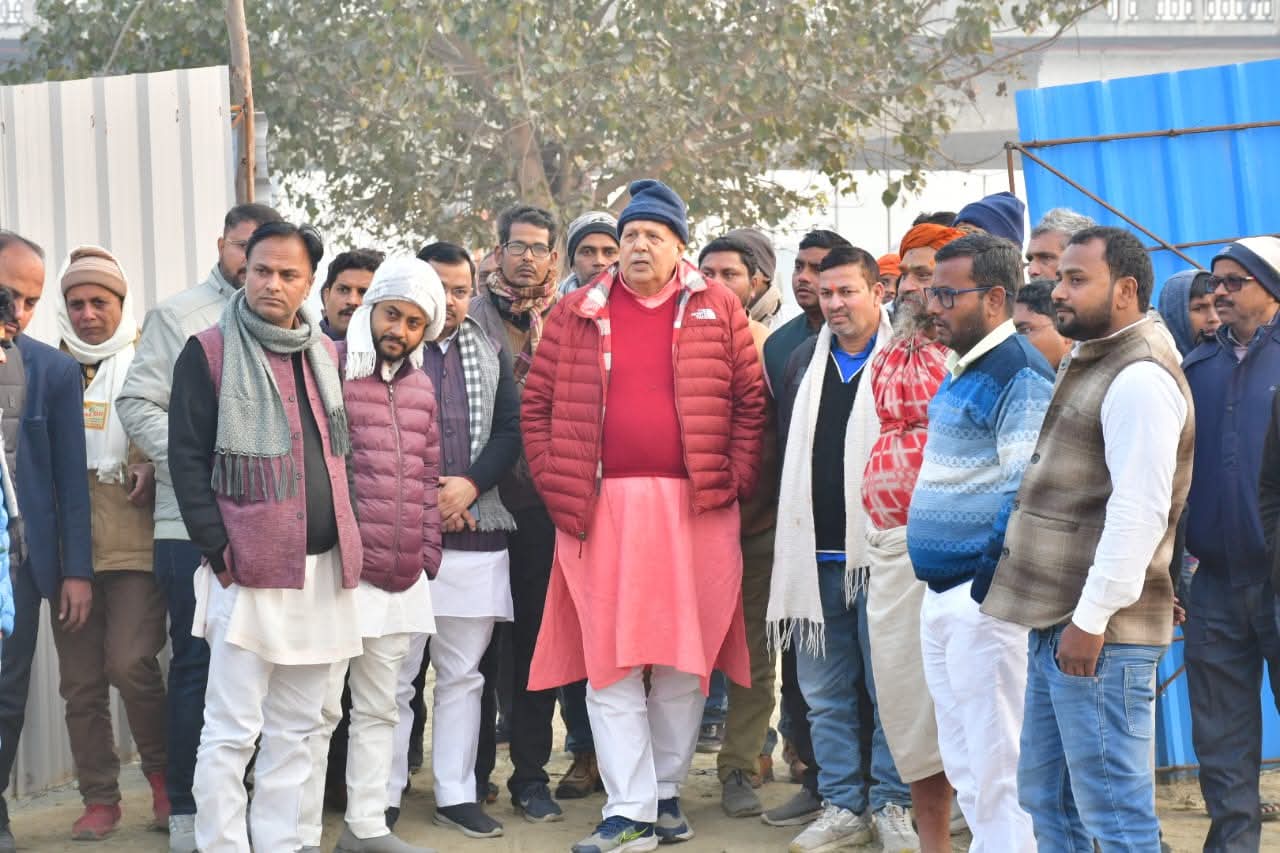 हेतिमपुर में निर्माणाधीन पुल का कैबिनेट मंत्री सूर्य प्रताप शाही ने किया निरीक्षण