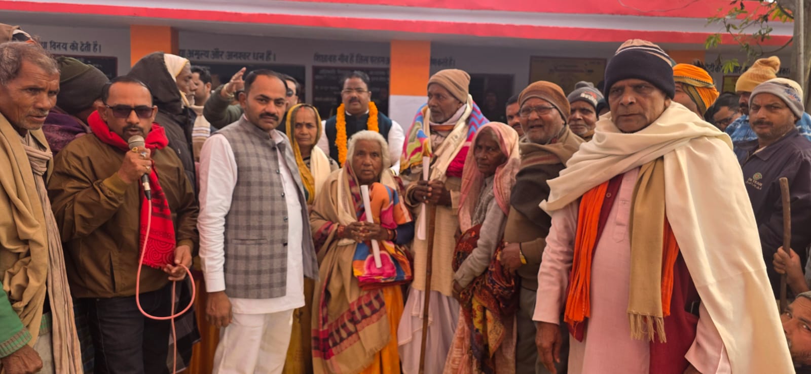 सोनबरसा में नीरज वर्मा ने किया कंबल वितरण, सैकड़ों से अधिक लोग हुए लाभान्वित