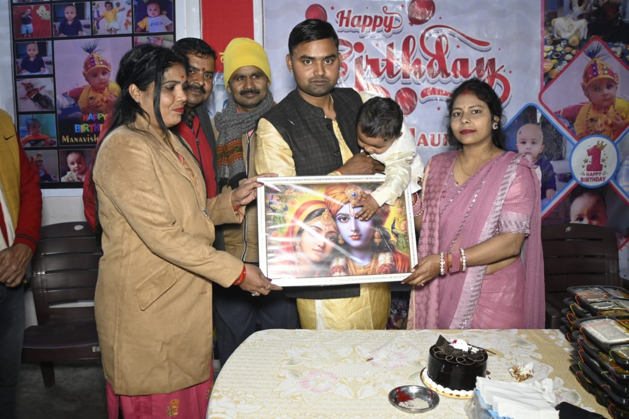 यूपी पुलिस के सिपाही ने वृद्ध आश्रम में मनाया बेटे का जन्मदिन, आमजन कर रहे कबीले-तारीफ