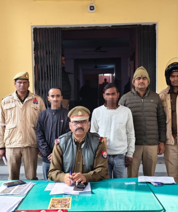 खुलासा : पैसों के विवाद में युवक की हुई थी हत्या कोतवाली पडरौना पुलिस ने दो अभियुक्तों को किया गिरफ्तार