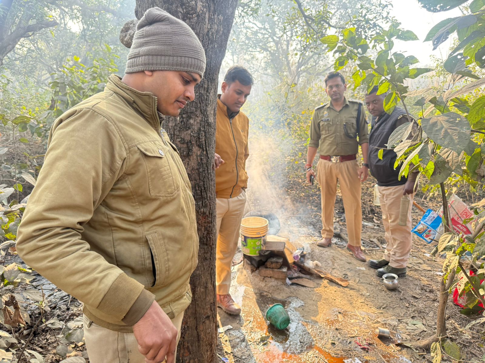 “त्योहारों से पहले कच्ची शराब शराब के ठिकाने पर कड़ा प्रहार आबकारी विभाग और विशुनपुरा पुलिस की संयुक्त कार्यवाही
