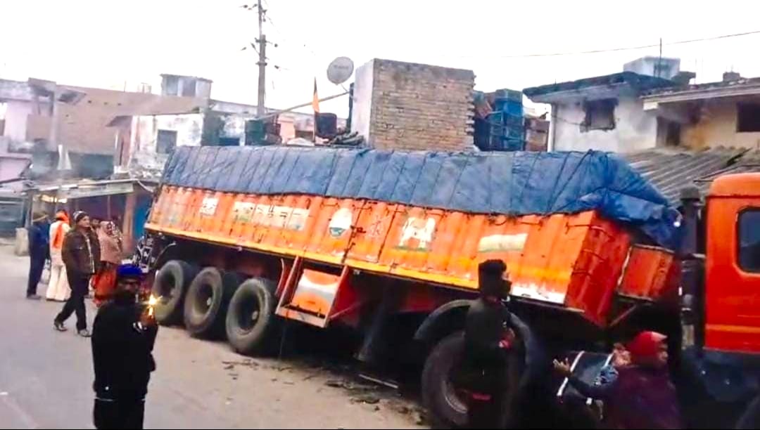 दुकान में घुसा मालवाहक ट्रेलर, फल व दुकान क्षतिग्रस्त