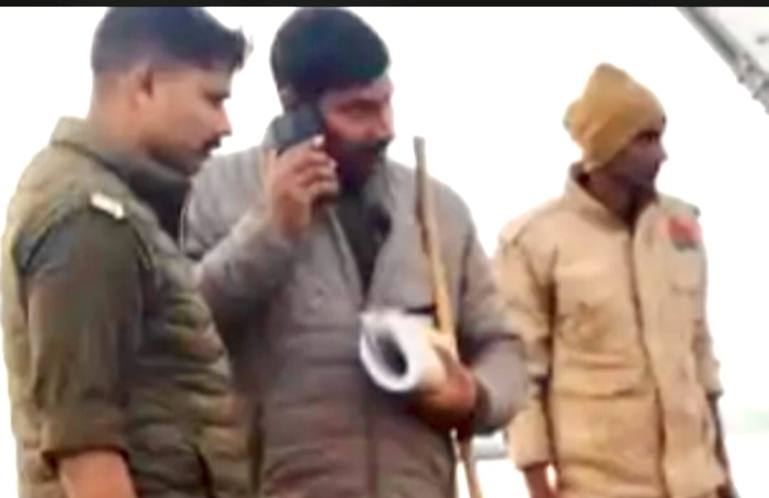 पनियहवा पुल पर रेलवे ट्रैक के बीच मिला एक अज्ञात युवक का शव