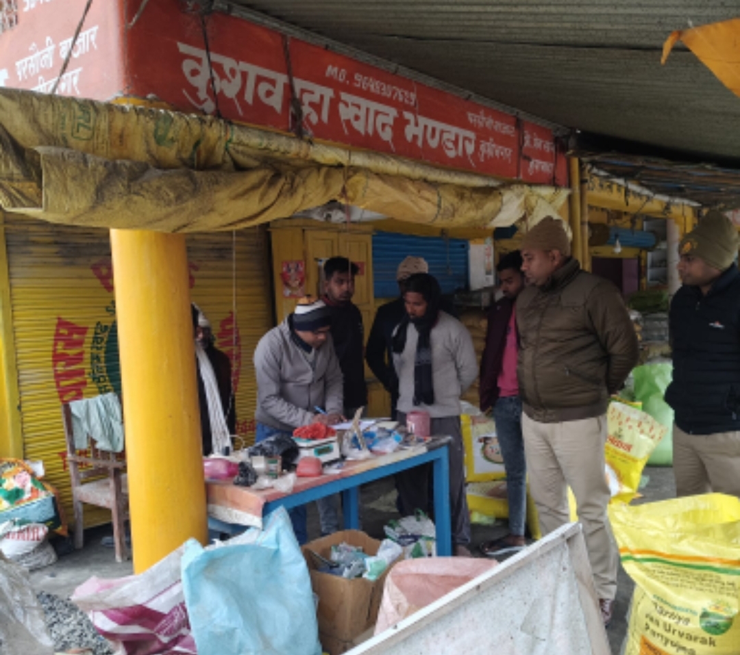 तमकुहीराज : बिहार भेजी जा रही थी किसानों की खाद! कुशवाहा खाद भंडार का लाइसेंस निलंबित