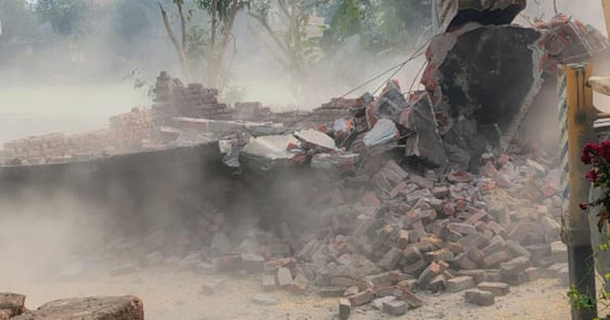 हाटा: हाइकोर्ट के आदेश पर तहसील प्रशासन ने चलवाया बुलडोजर