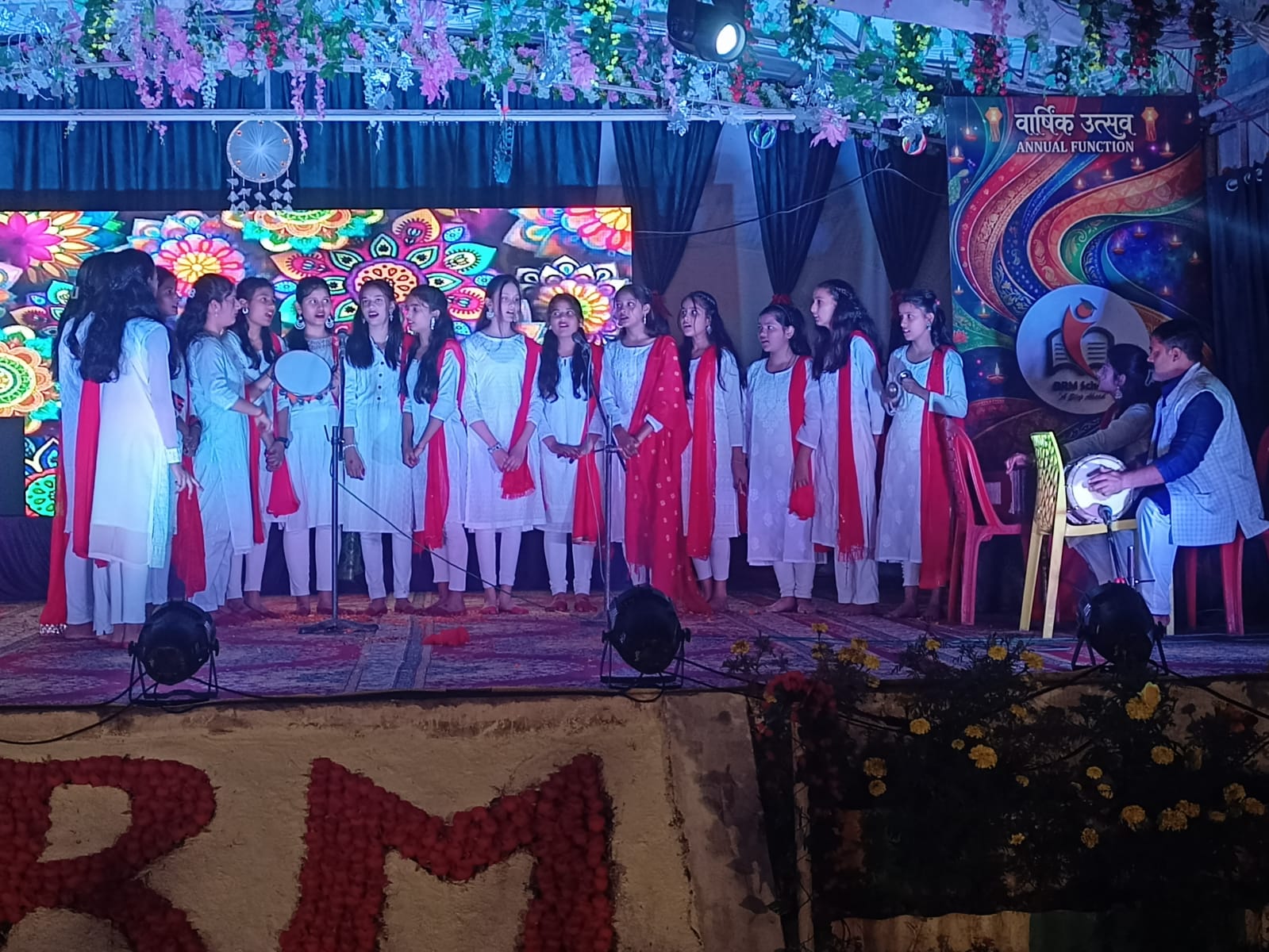 सलेमगढ़ :  “नन्हे सितारों की चमक से सजा बीआरएम स्कूल का वार्षिकोत्सव, सांस्कृतिक प्रस्तुतियों ने मोहा मन”