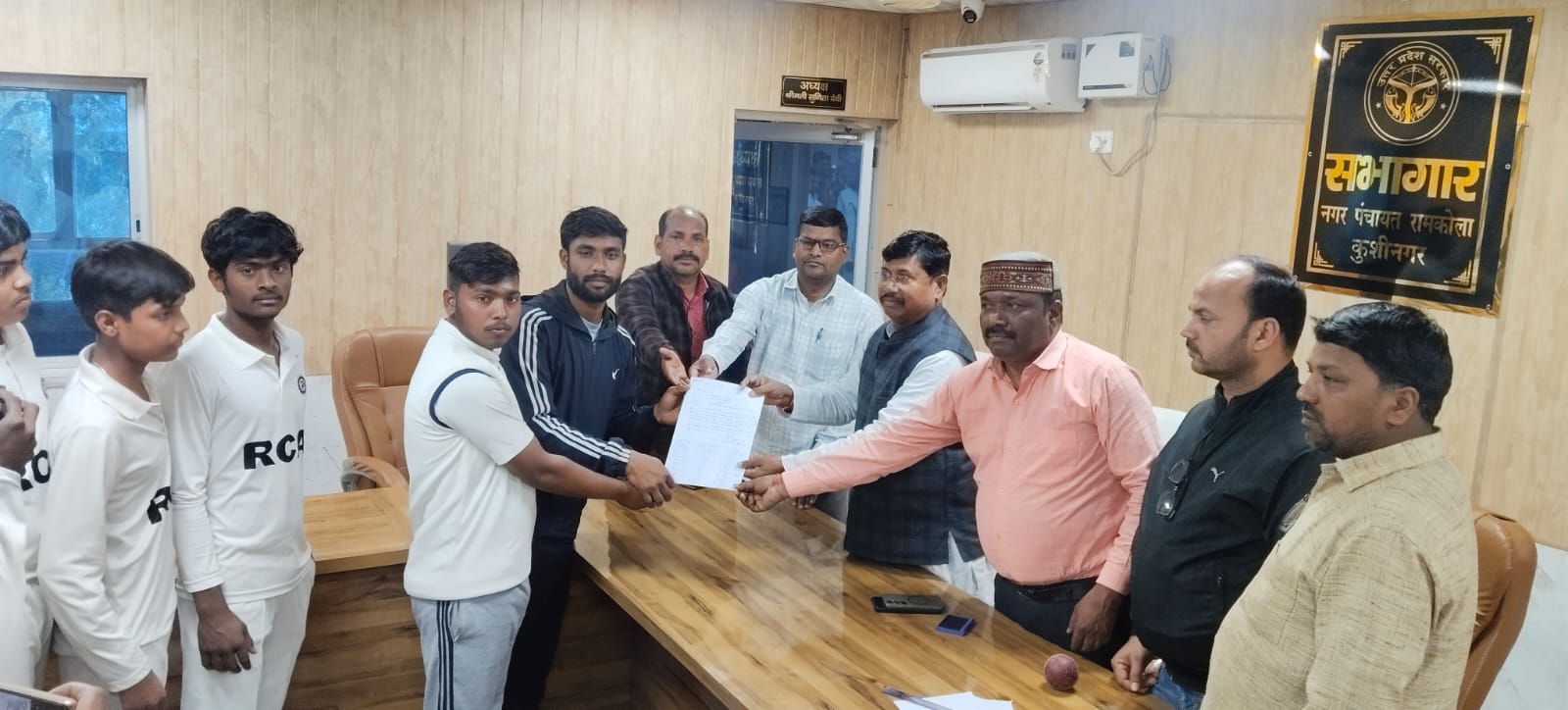 स्थानीय खिलाड़ियों ने खेल मैदान की मांग को लेकर ईओ को ज्ञापन सौंपा