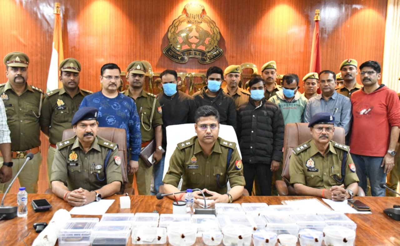 कुशीनगर में बड़ी लूट का खुलासा: 10 लाख की ज्वेलरी, हथियार व वाहन संग चार शातिर गिरफ्तार, 20 पुलिसकर्मी सम्मानित
