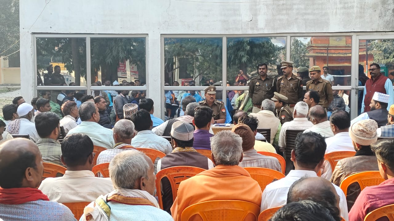 आगामी त्योहारों को लेकर तरयासुजान थाना परिसर में पीस कमेटी की बैठक संपन्न