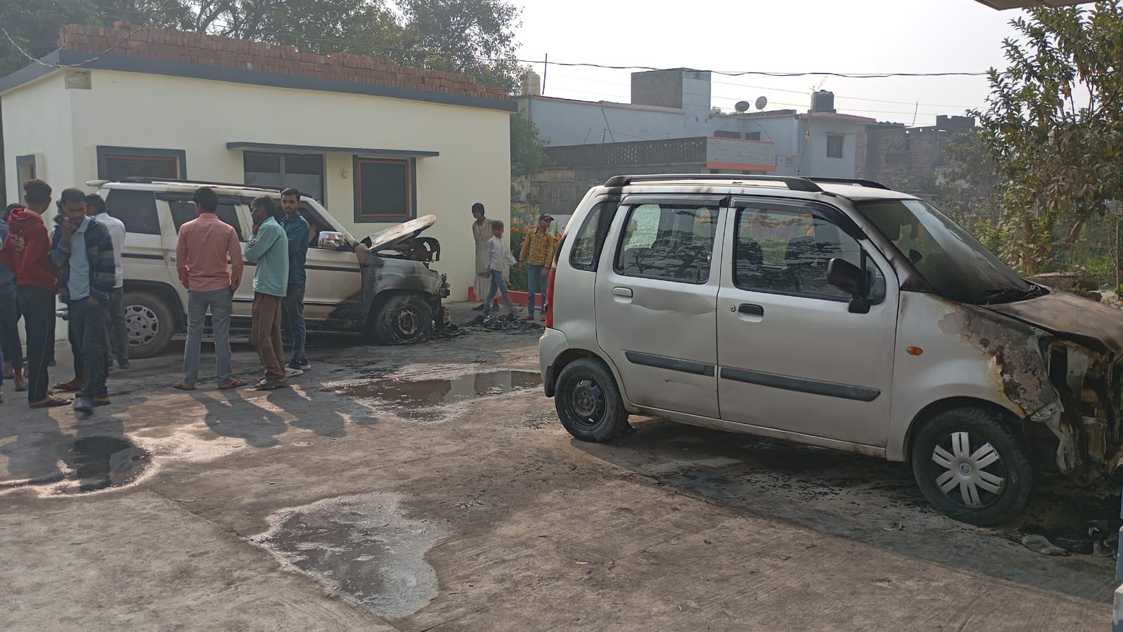 कुशीनगर जिले में आधी रात सनसनीखेज आगजनी, बीडीओ की सरकारी व निजी गाड़ी जली