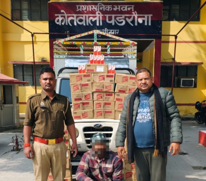 बिहार ले जाई जा रही थी ‘ऑफिसर्स च्वाइस’, पडरौना पुलिस ने पिकप समेत दस लाख की शराब पकड़ी, तस्कर गिरफ्तार