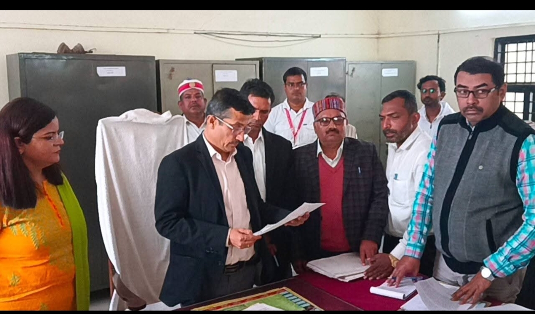 भ्रष्टाचार के आरोपों से गरमाई तमकुहीराज तहसील, अपर आयुक्त के सामने अधिवक्ताओं का फूटा आक्रोश