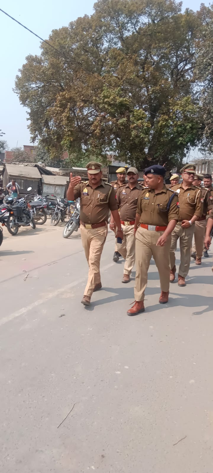 होली पर पुलिस अलर्ट! तमकुहीराज सर्किल में CO जयन्त कुमार की पैनी नजर, सड़कों पर दिखी सख्ती