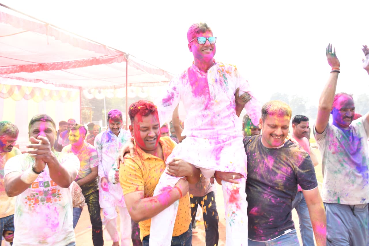 पुलिस लाइन में होली का रंग: डीएम–एसपी संग पुलिसकर्मियों ने उड़ाया गुलाल, ढोल की थाप पर झूमे अफसर